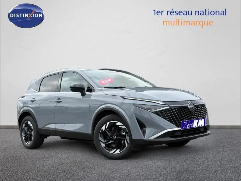 Nissan Qashqai Hybrid e-POWER 205ch N-Connecta gris Argile en 3/4 avant droit, avec calandre noire distinctive et jantes noires.