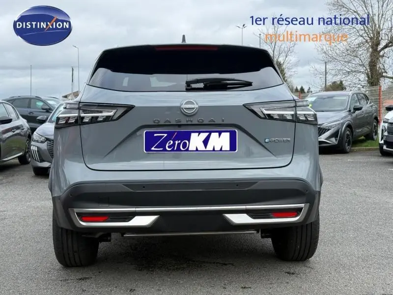 Vue arrière d'un Nissan Qashqai Hybrid e-POWER 2025 en gris Argile, avec feux LED et logo e-POWER visibles.