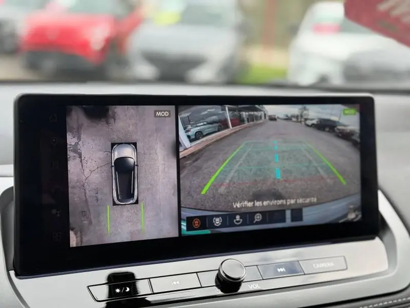 Écran intérieur montrant la caméra 360° et de recul du Nissan Qashqai Hybrid e-POWER 2025 en stationnement.