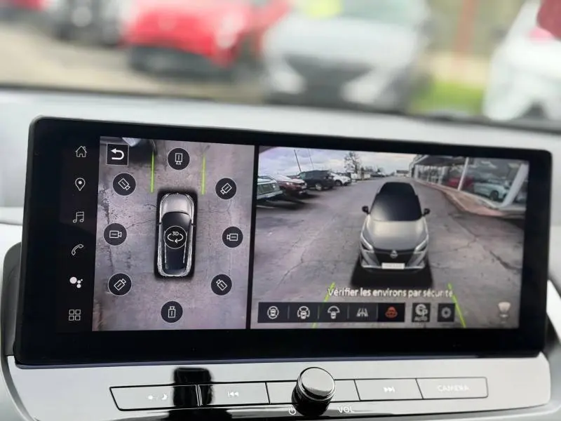 Vue écran intérieur montrant la caméra 360° du Nissan Qashqai Hybrid e-POWER 2025 en Gris Argile, vue aérienne et avant.