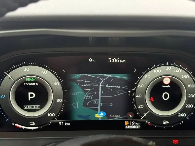 Tableau de bord numérique du Nissan Qashqai Hybrid e-POWER 2025 affichant la vitesse, la carte GPS et l'état prêt au démarrage.