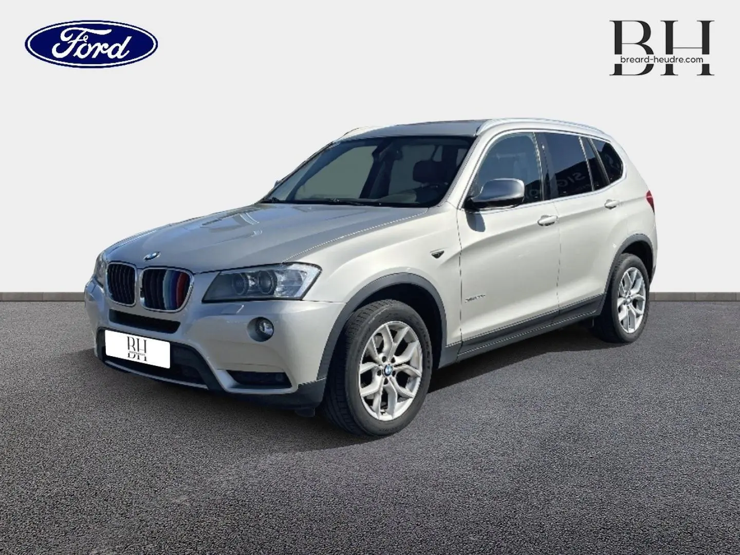 BMW X3 xDrive20d 2013 en Mineralsilber, vue 3/4 avant droit avec jantes alu 17 pouces et calandre tricolore.