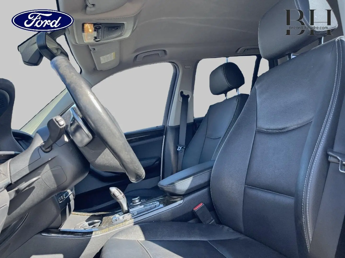 Intérieur avant droit d’un BMW X3 gris Mineralsilber, sièges cuir noirs et console centrale avec levier de vitesse cuir.