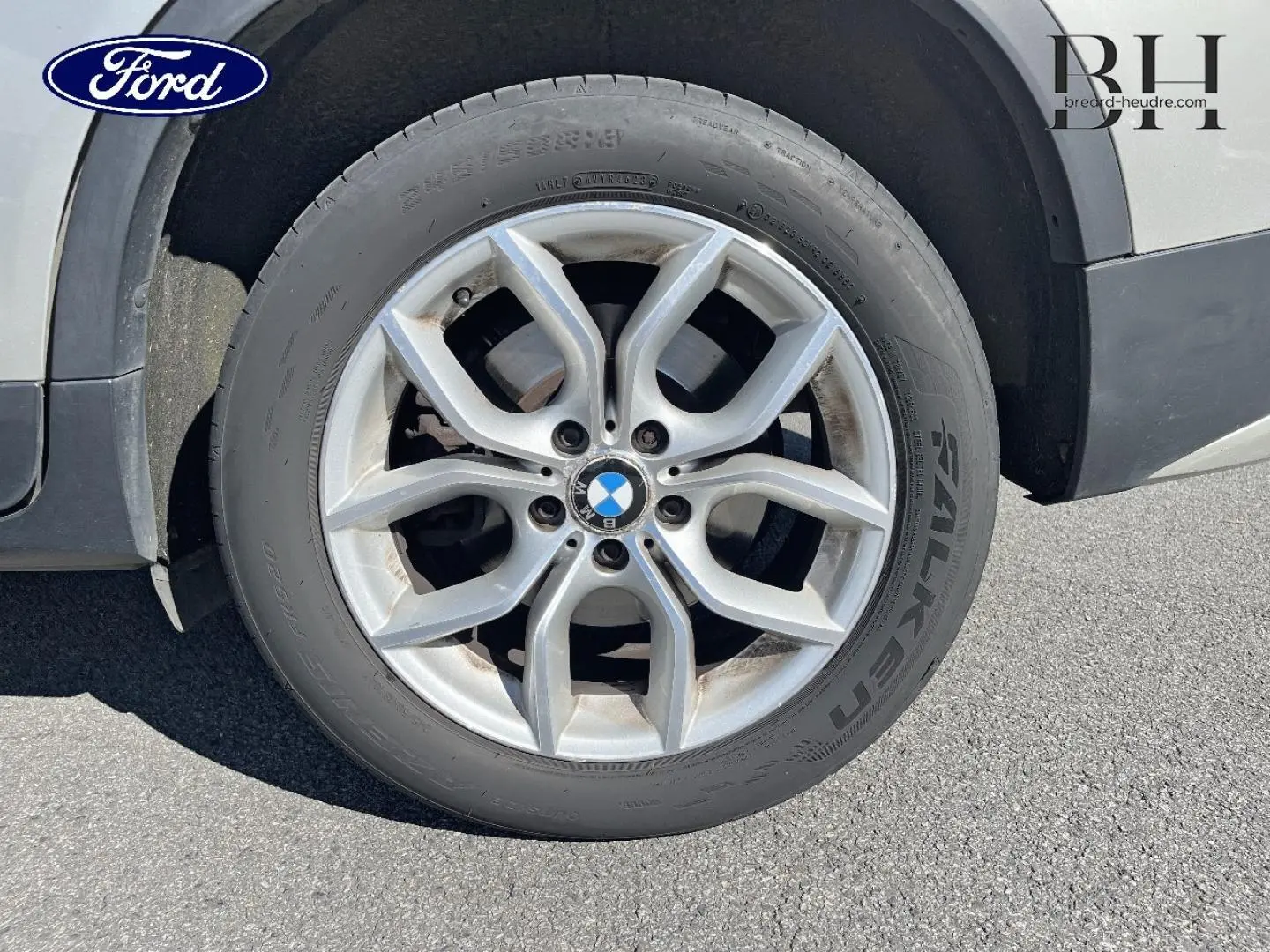 Gros plan sur la jante alu 17 pouces d’un BMW X3 Mineralsilber, mettant en valeur le logo BMW au centre.