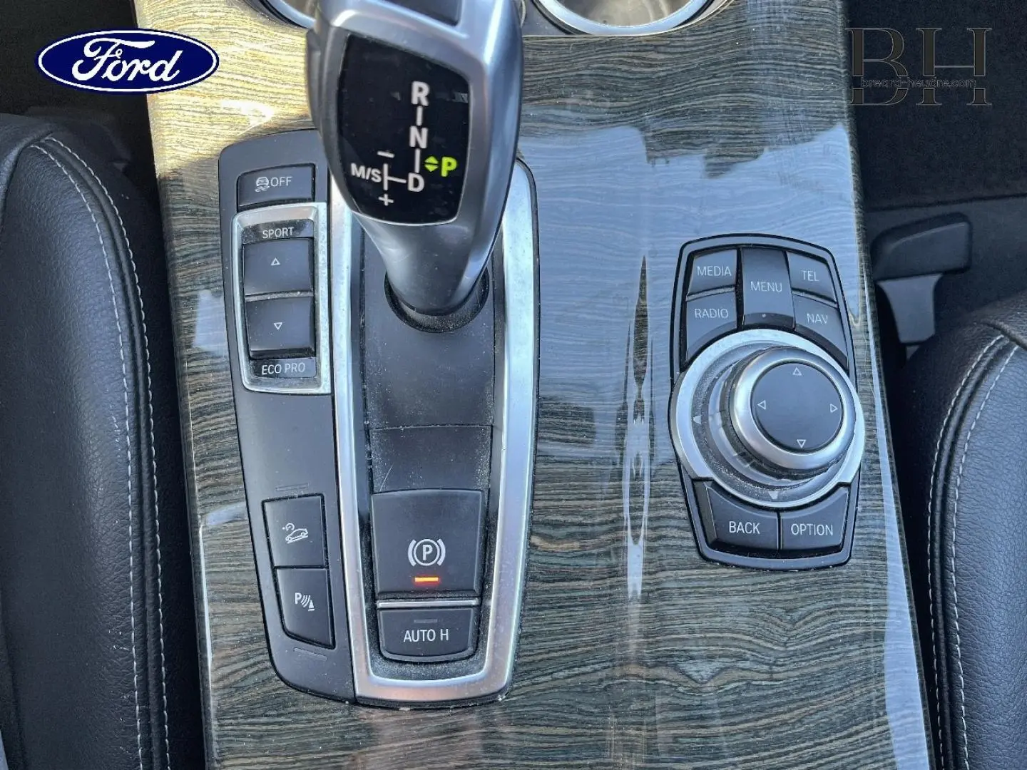Gros plan sur la console centrale en bois avec levier de vitesse et commandes du BMW X3 Mineralsilber xDrive20dA 2013.