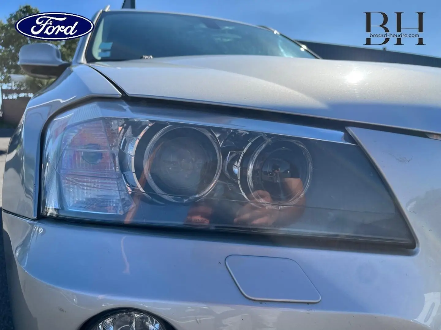 Gros plan sur le phare avant gauche d'une BMW X3 Mineralsilber, mettant en valeur la teinte claire et les détails du bloc optique.