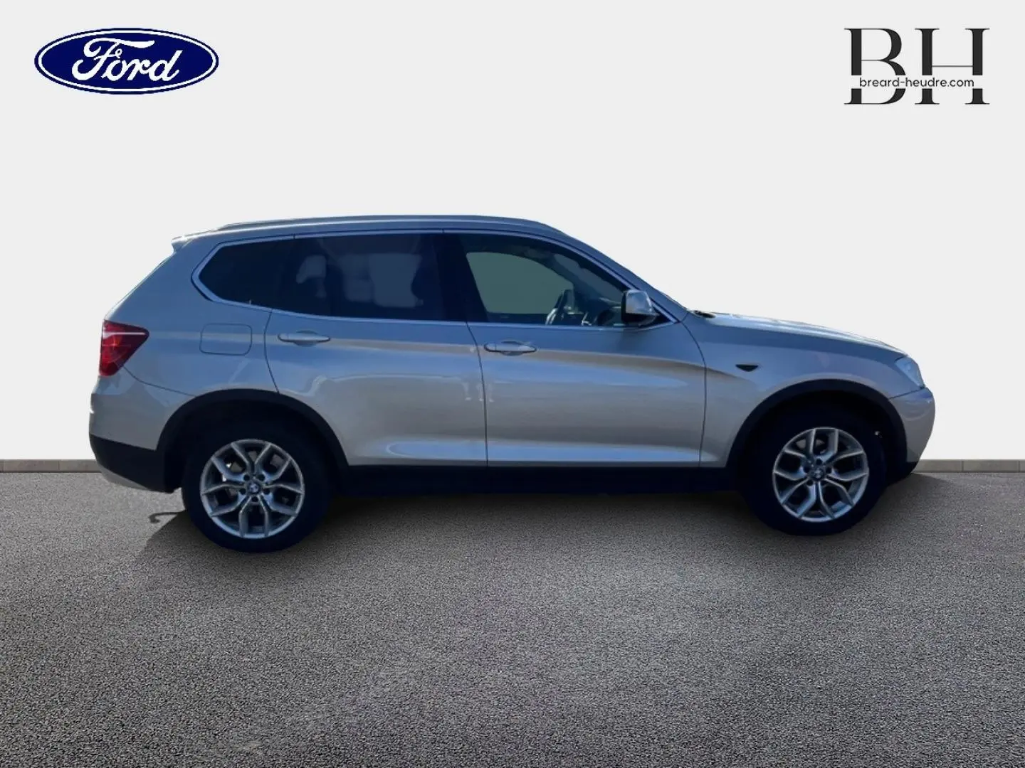 Profil droit d'un BMW X3 Mineralsilber 2013 avec jantes alu 17 pouces et vitres teintées sur fond clair.