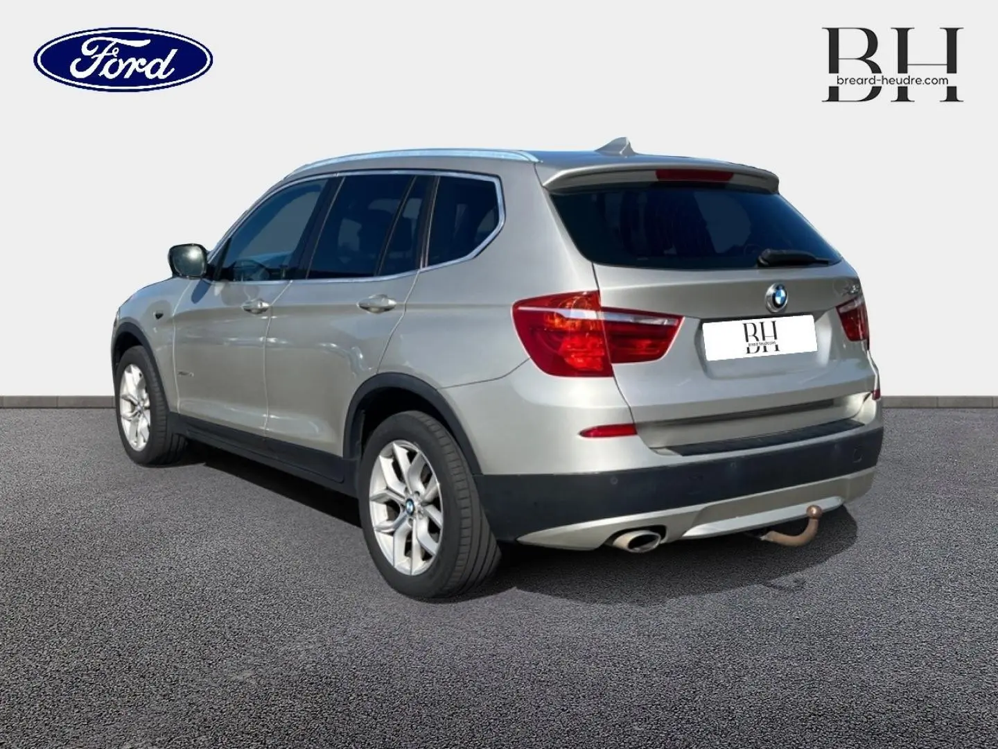 BMW X3 Mineralsilber vue 3/4 arrière droit, avec attelage, jantes alu 17 pouces et vitres teintées.