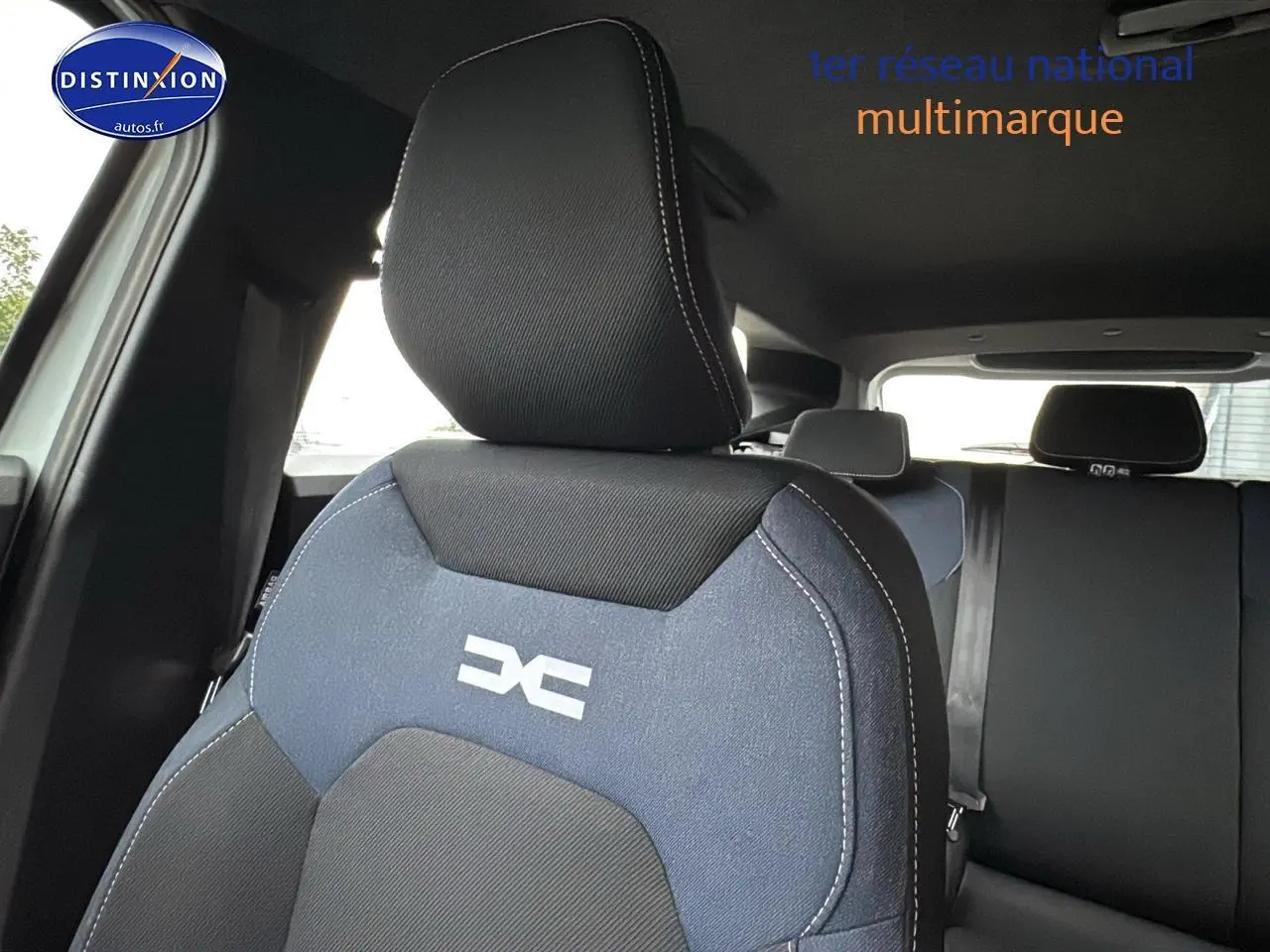 Gros plan sur le siège avant conducteur bleu et noir avec logo DACIA, intérieur du Dacia Duster 2025.