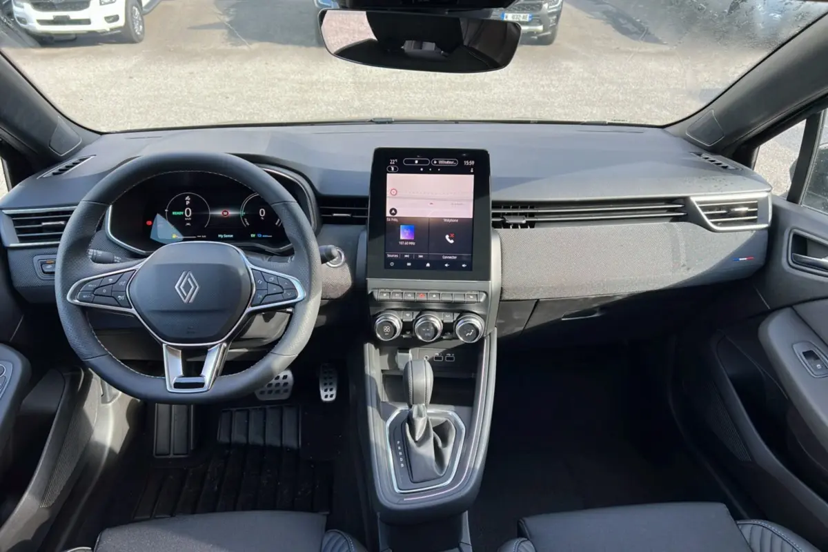 Intérieur de la Renault Clio V E-TECH 145 Esprit Alpine 2025, vue tableau de bord et console centrale avec écran tactile vertical.