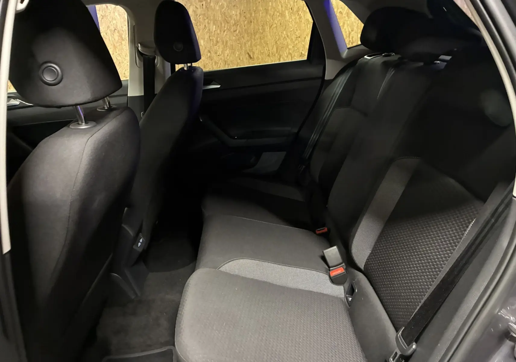 Vue intérieure côté droit des sièges arrière en tissu noir de la Volkswagen Polo VI 1.0 TSI 95 Edition 50 2025.