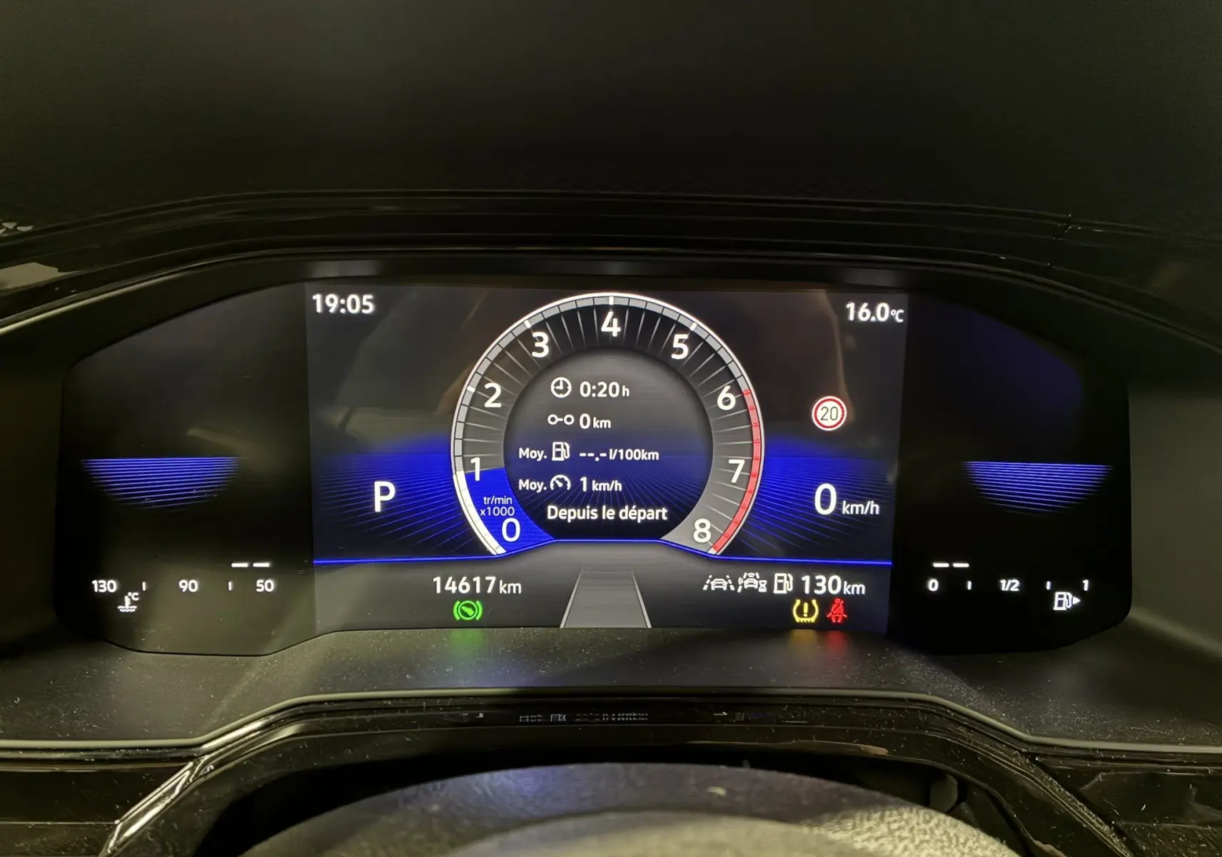 Tableau de bord numérique de la Volkswagen Polo gris 2025, affichant compte-tours et vitesse à 0 km/h, vue frontale.