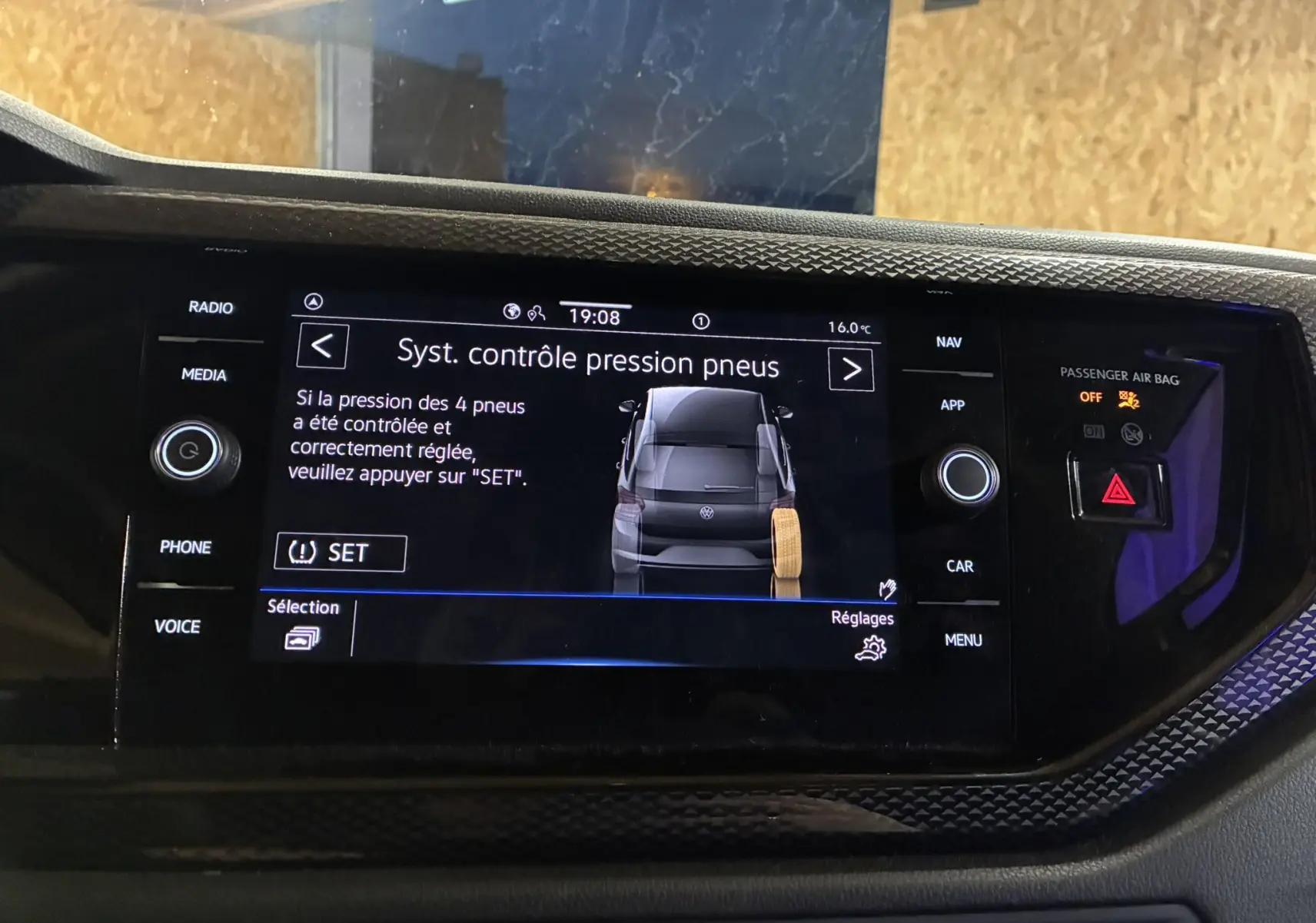 Écran central du tableau de bord de la Volkswagen Polo gris 2025 affichant le système de contrôle de pression des pneus.