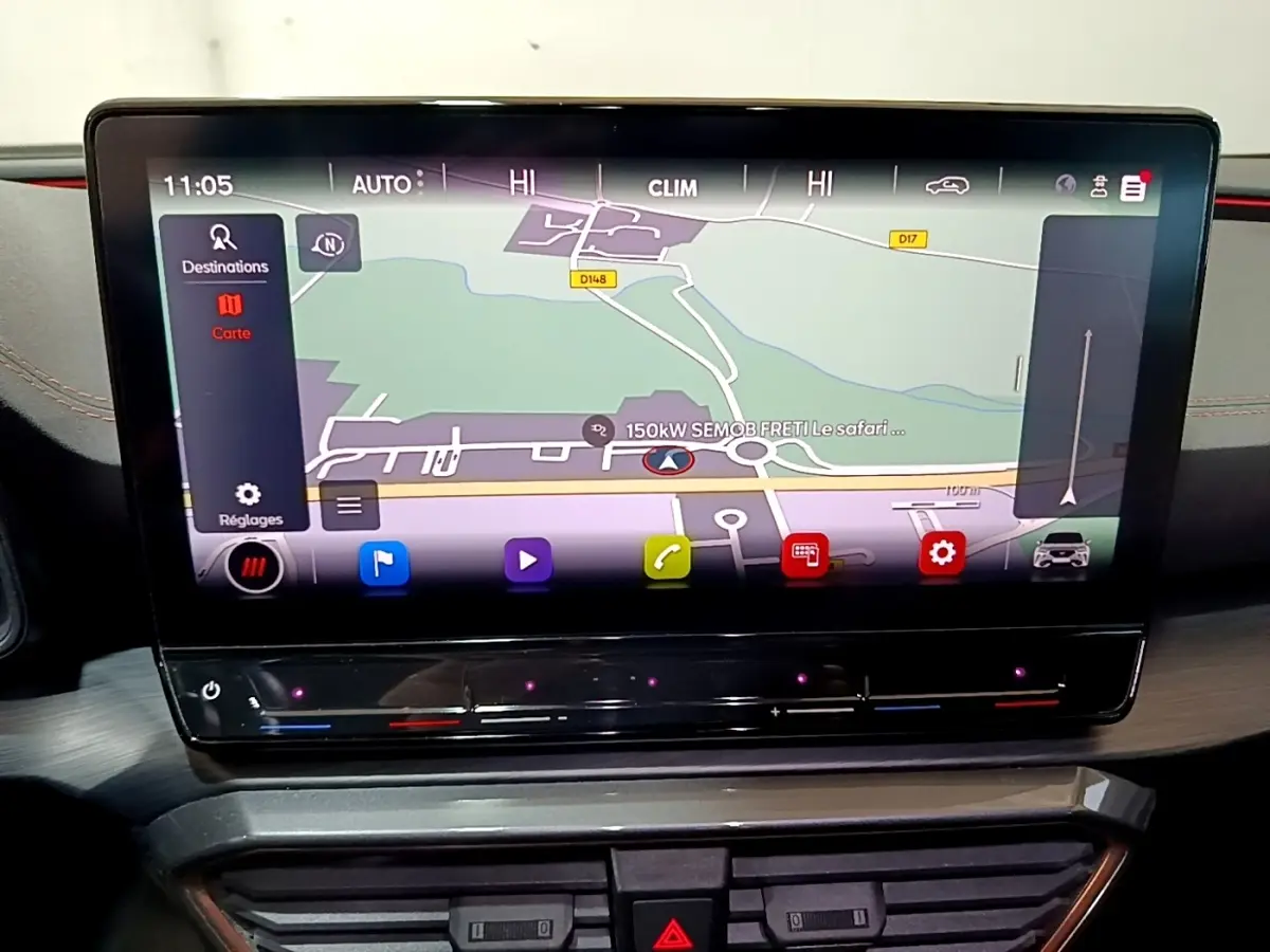 Écran tactile central 12 pouces du tableau de bord du CUPRA Formentor gris foncé, affichant la navigation 3D.