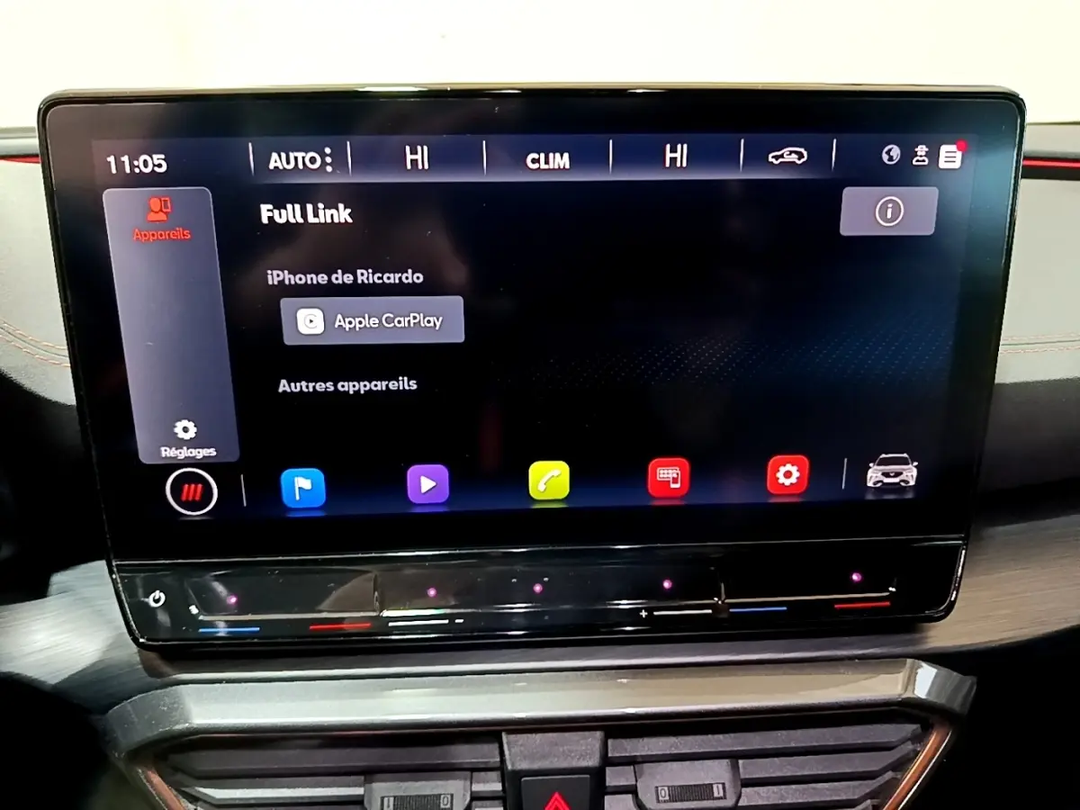 Écran tactile central de 12 pouces du tableau de bord du CUPRA Formentor 2024 affichant Apple CarPlay.