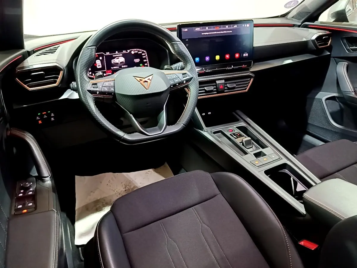 Vue intérieure avant du CUPRA Formentor 1.5 TSI 2024, volant cuir alu multifonctions et grand écran tactile central.