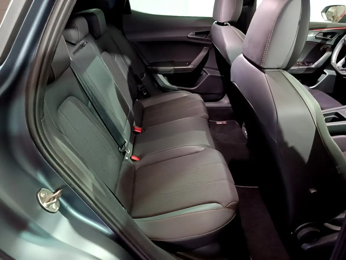 Vue intérieure côté gauche sur la banquette arrière noire du CUPRA Formentor 1.5 TSI 2024 avec sièges en tissu et cuir.