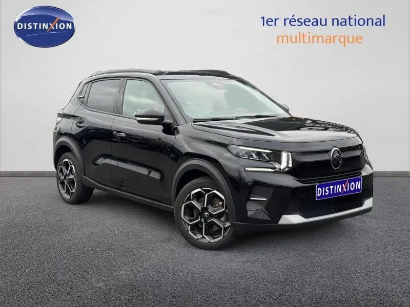 Citroën C3 électrique noire vue en 3/4 avant droit, avec jantes alu et signature lumineuse LED distinctive.