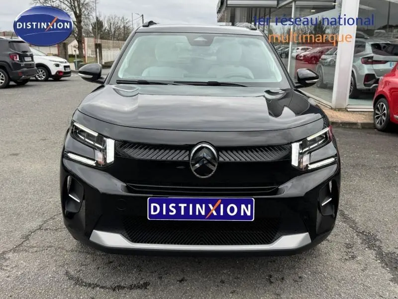 Vue avant d'une Citroën C3 électrique 2025 en Noir Perla Nera avec calandre noire et feux LED distinctifs.