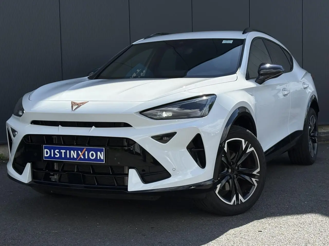 CUPRA Formentor blanc Neige en 3/4 avant droit avec jantes alliage 18'' et logo Cuprarouge sur calandre.