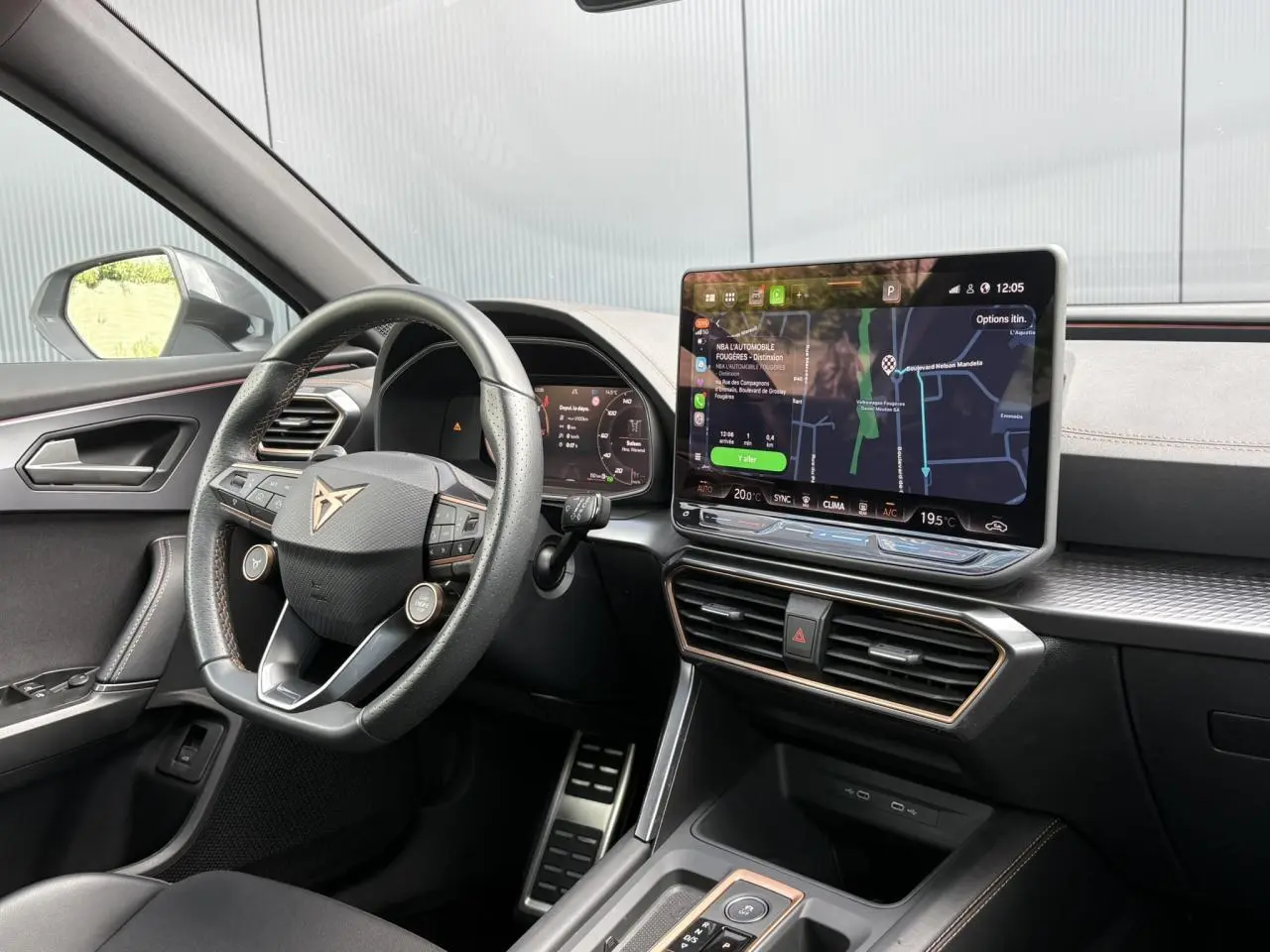 Vue intérieure côté conducteur du CUPRA Formentor 2025, tableau de bord noir avec écran tactile et volant sport cuir.