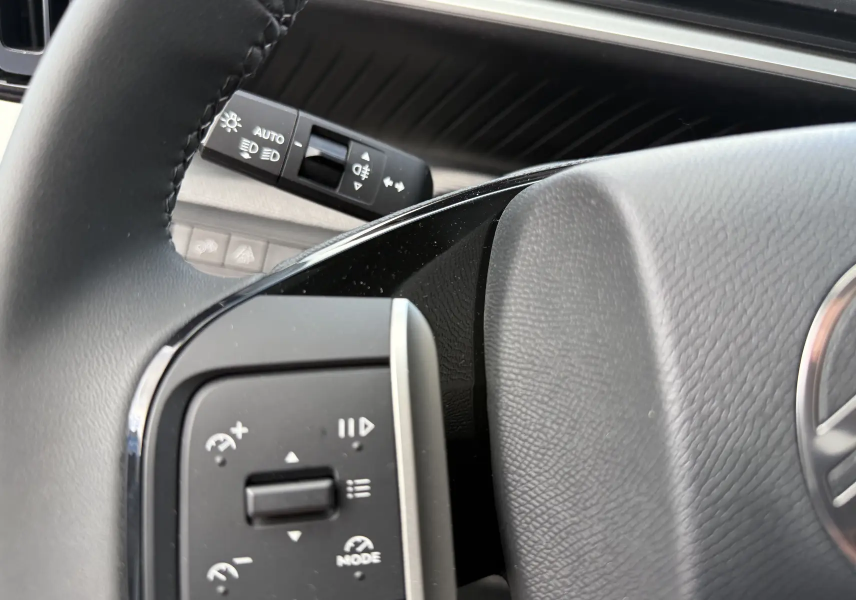 Gros plan sur les commandes au volant noir du Citroën C3 Aircross Hybrid 145, avec levier de clignotant en arrière-plan.