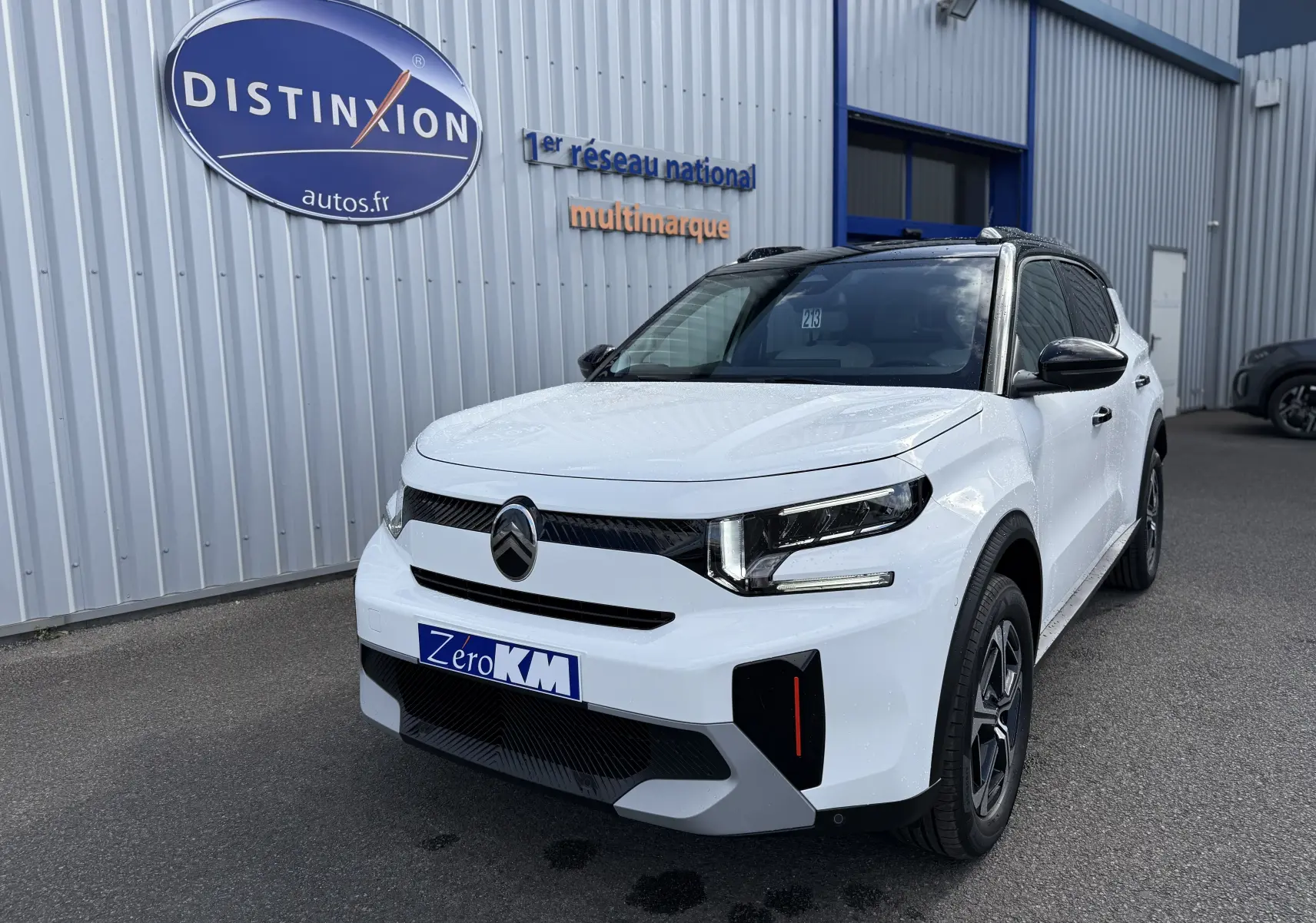 Citroën C3 Aircross Hybrid 145 e-DSC6 Max blanc banquise avec toit noir, vue 3/4 avant droite, calandre moderne et phares LED.