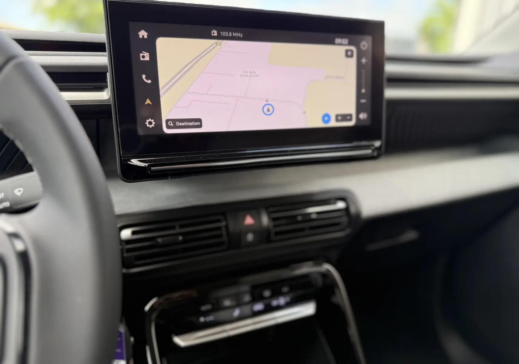 Vue intérieure centrée sur l'écran tactile du tableau de bord du Citroën C3 Aircross Hybrid 145, avec navigation affichée.