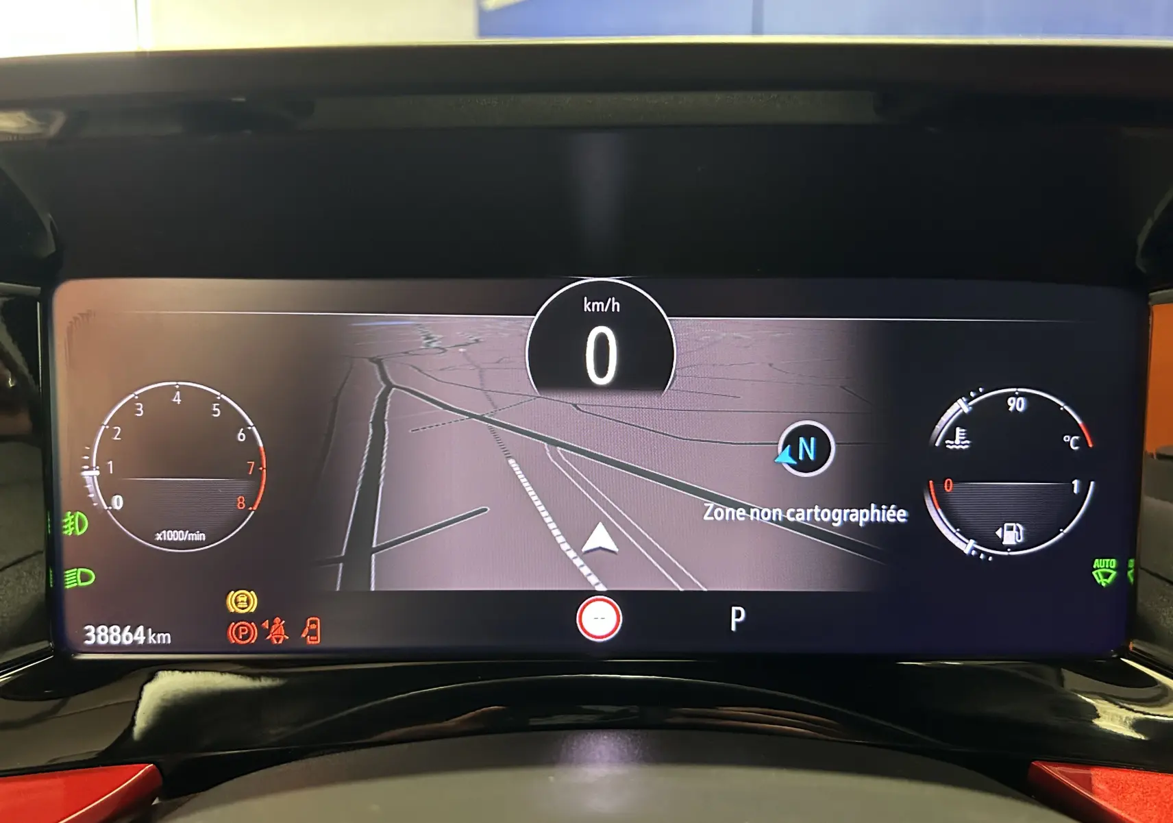 Tableau de bord numérique de l'Opel Mokka GS Line 2022 affichant la vitesse à 0 km/h et la navigation en zone non cartographiée.