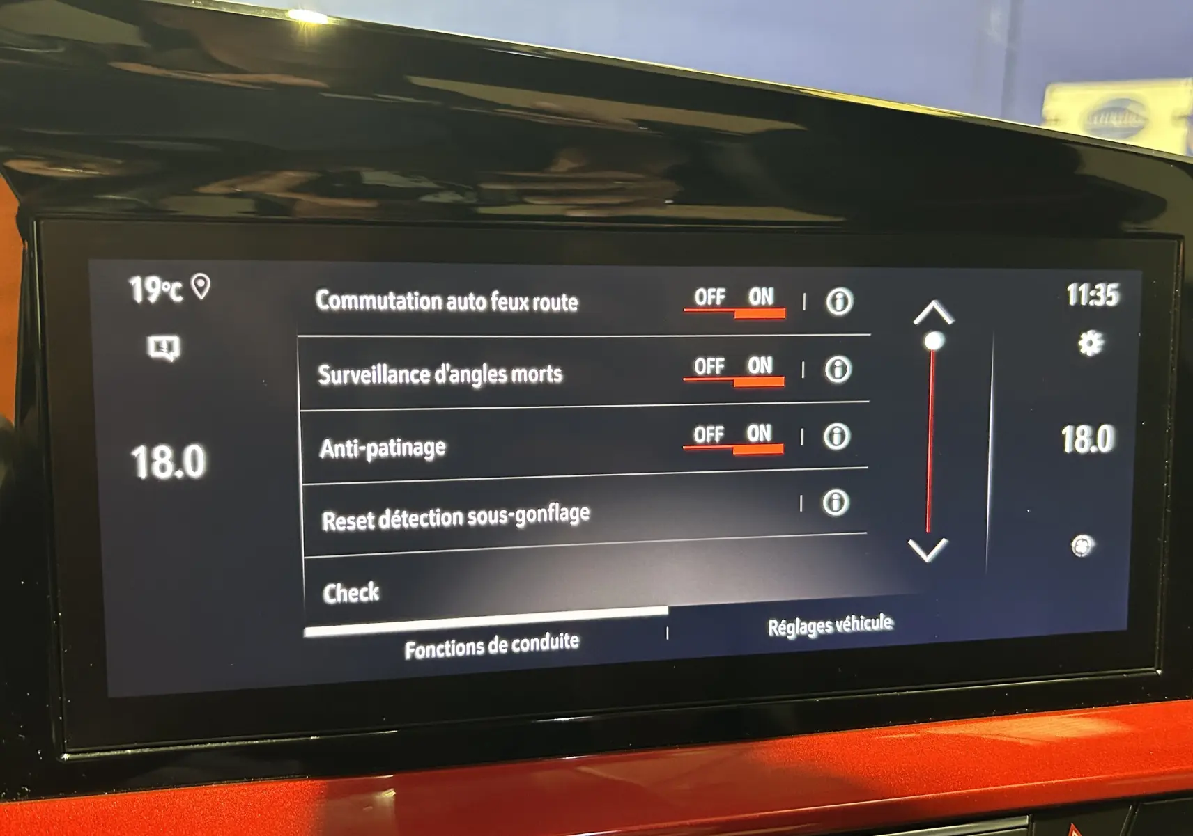 Écran tactile intérieur affichant les réglages d'assistance à la conduite sur Opel Mokka gris, vue rapprochée du tableau de bord.