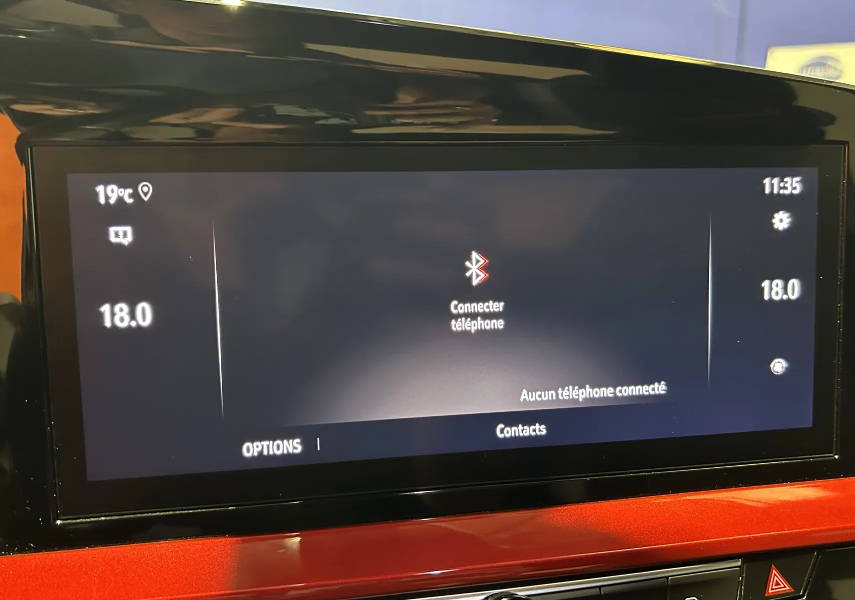 Écran tactile central de l’Opel Mokka GS Line 2022 affichant la connexion Bluetooth, entouré d’un tableau de bord rouge brillant.