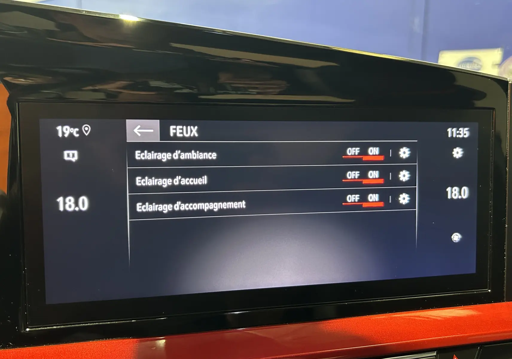 Écran tactile intérieur affichant les réglages des feux d’ambiance, accueil et accompagnement sur Opel Mokka gris.