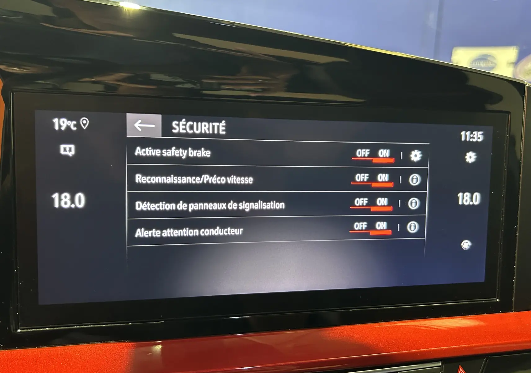 Écran tactile intérieur de l’Opel Mokka GS Line 2022 affichant les réglages de sécurité activés.