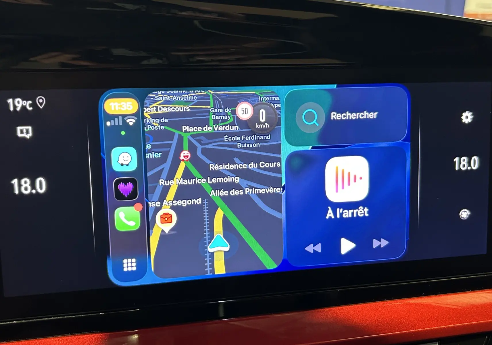 Tableau de bord numérique de l'Opel Mokka gris, affichant la navigation et les commandes multimédia en vue frontale.