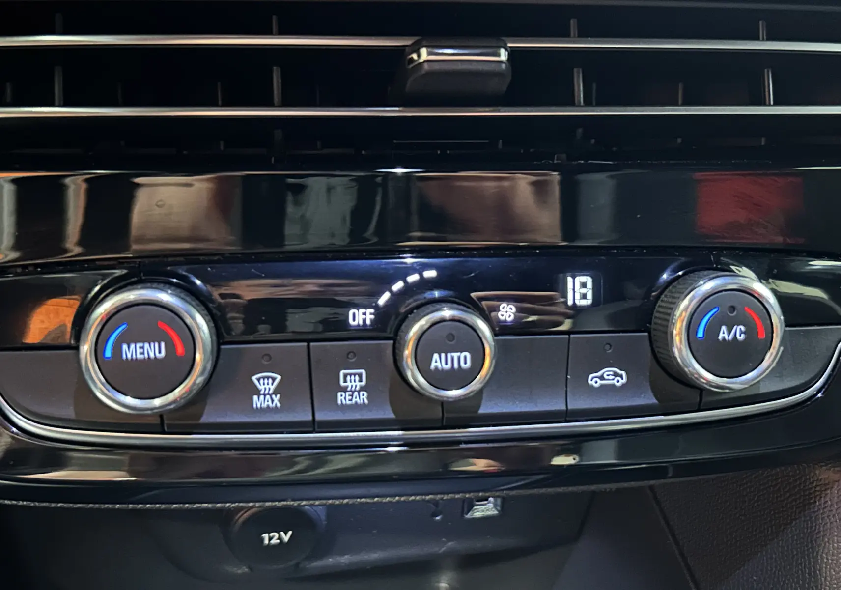 Détail de la console de climatisation automatique de l’Opel Mokka GS Line 2022 avec commandes rotatives et affichage digital.