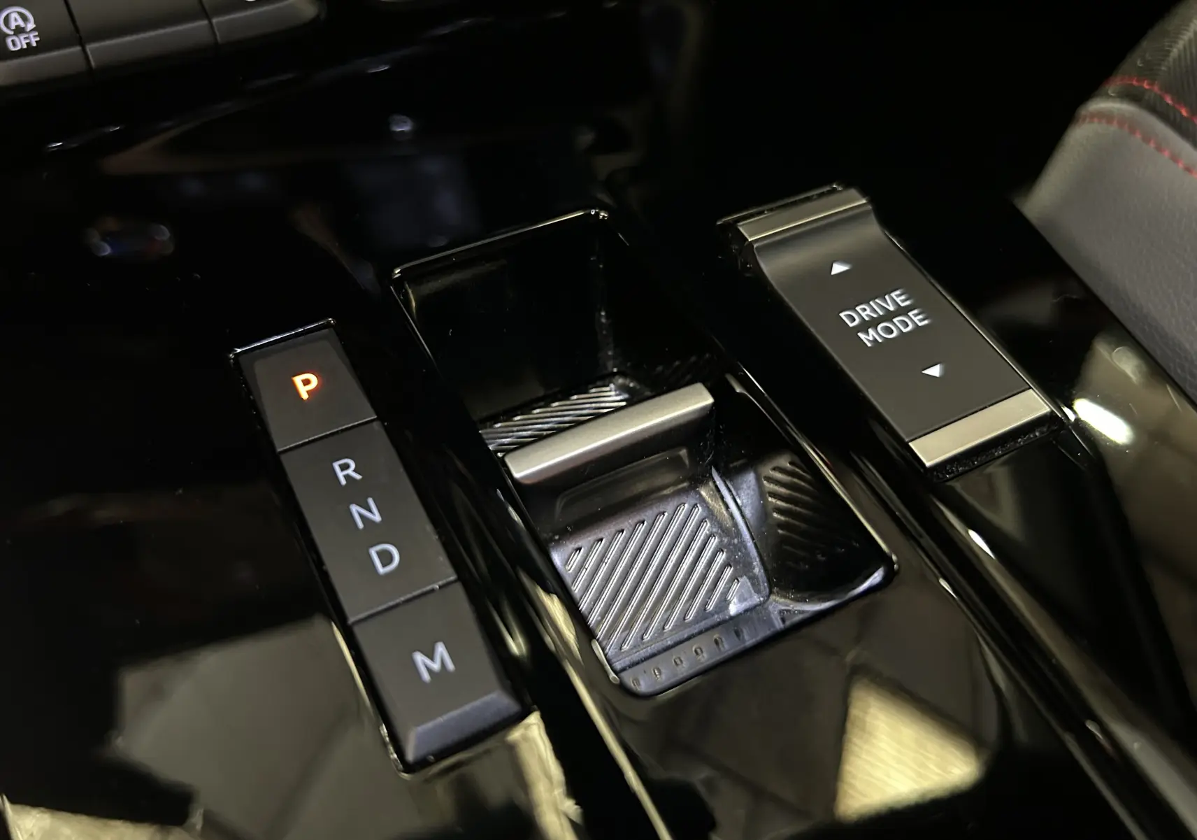 Gros plan sur la console centrale noire de l’Opel Mokka GS Line 2022, avec sélecteur de boîte auto et bouton Drive Mode.