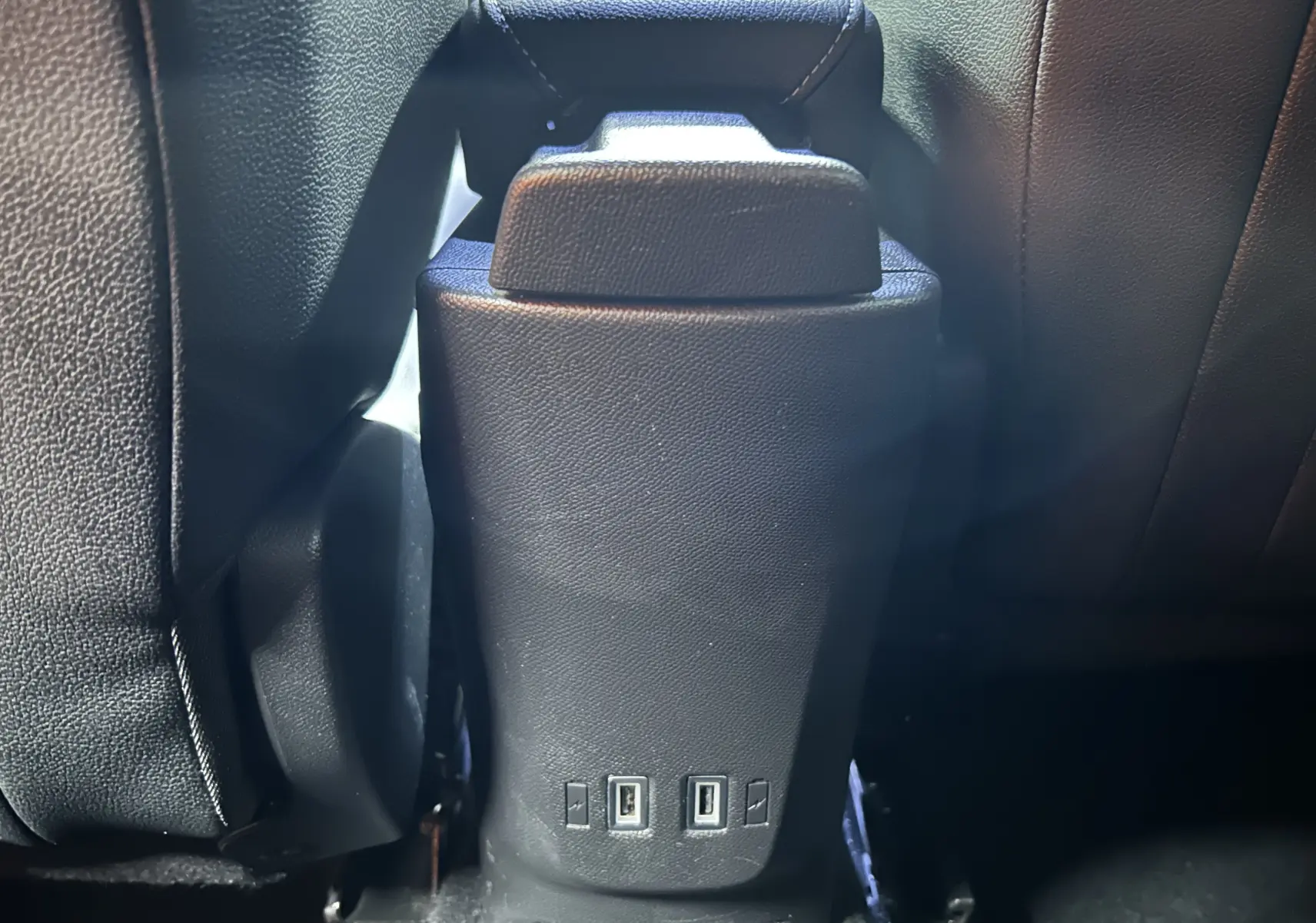 Vue rapprochée de la console centrale arrière noire de l'Opel Mokka GS Line 2022 avec deux ports USB visibles.