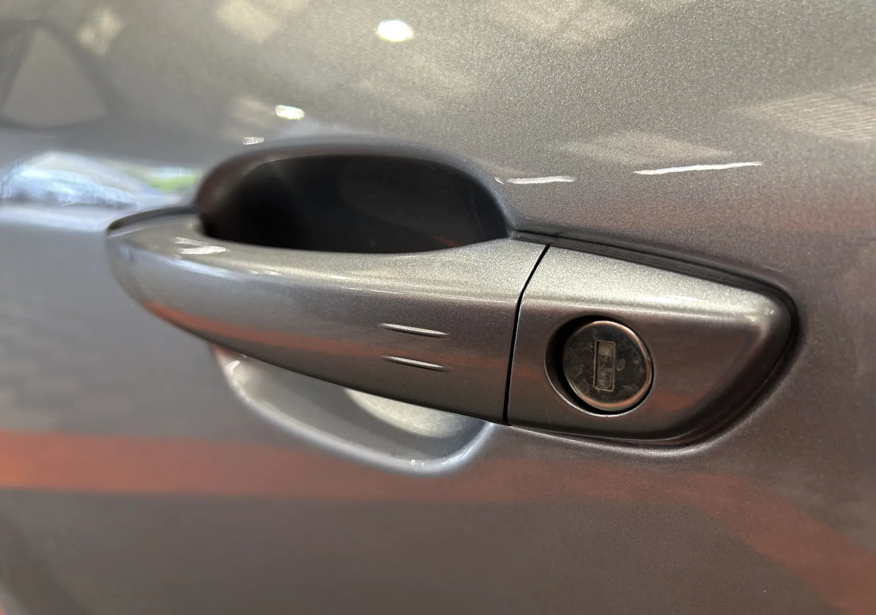 Poignée de porte gris métallisé côté droit de l’Opel Mokka GS Line 2022 avec serrure intégrée visible.