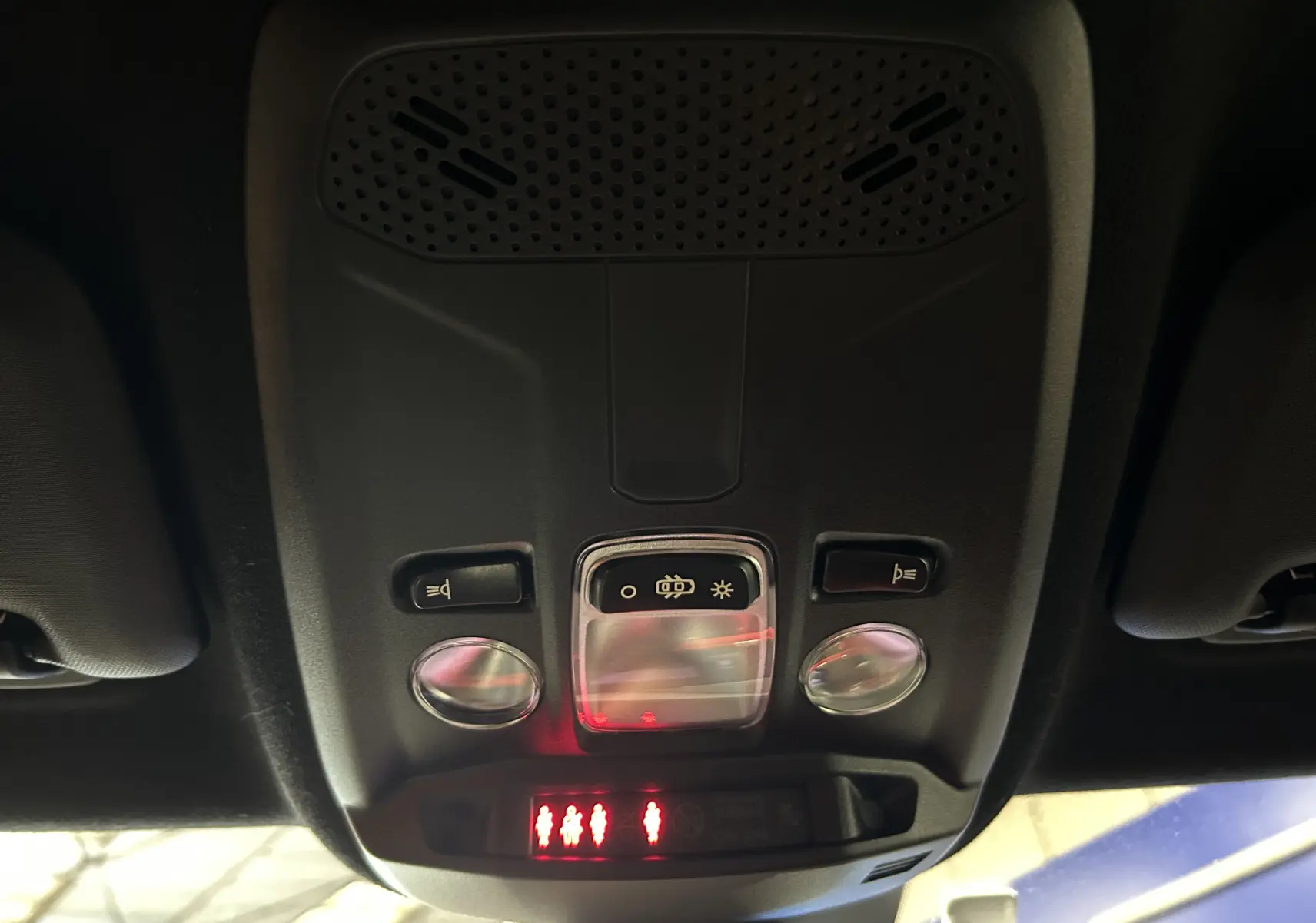 Vue en contre-plongée du plafonnier intérieur gris de l’Opel Mokka GS Line 2022 avec éclairage et boutons de commande.