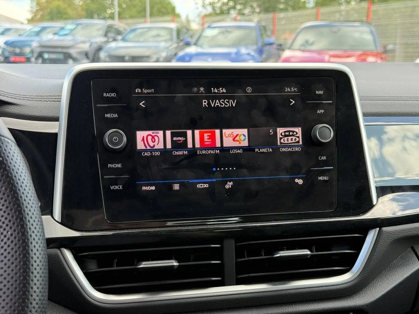 Écran tactile central du tableau de bord du Volkswagen T-Roc 2025, avec commandes multimédia visibles.
