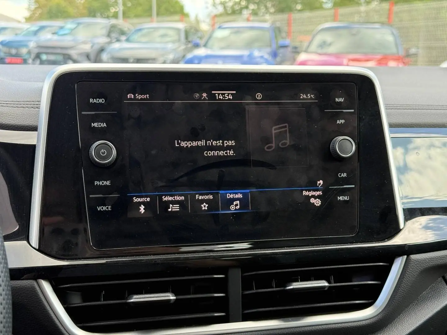 Écran tactile central du tableau de bord du Volkswagen T-Roc 2025, affichage multimédia non connecté.