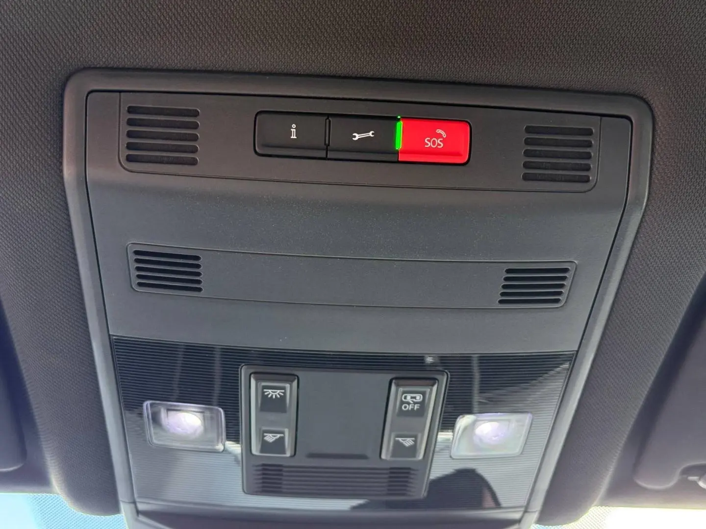 Plafonnier intérieur avec commandes d’éclairage et bouton SOS du Volkswagen T-Roc 1.5 TSI Evo2 gris Indium 2025.