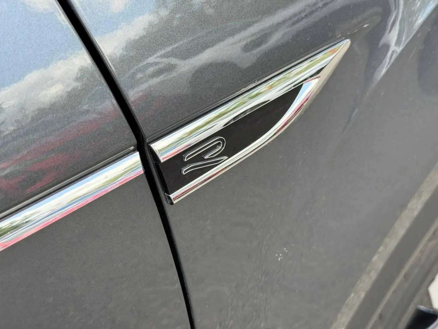 Détail de l’aile avant gauche gris Indium métallisé avec monogramme R-Line chromé et baguette décorative.