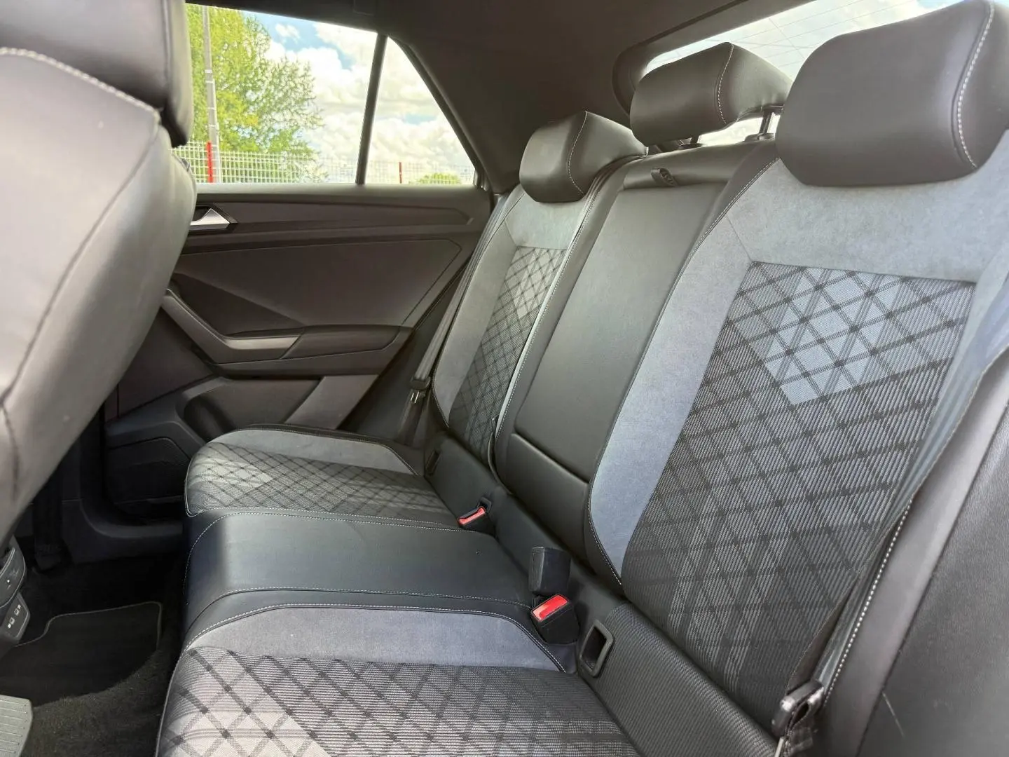 Vue intérieure côté droit des sièges arrière en artvelours gris et cuir du Volkswagen T-Roc 2025 finition R-Line.