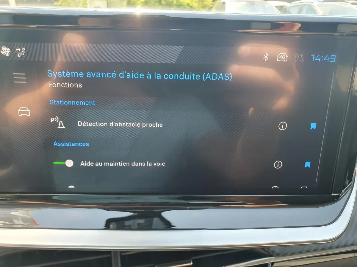 Écran tactile central du Peugeot 208 1.2 Hybrid 110 Allure affichant les options avancées d’aide à la conduite.