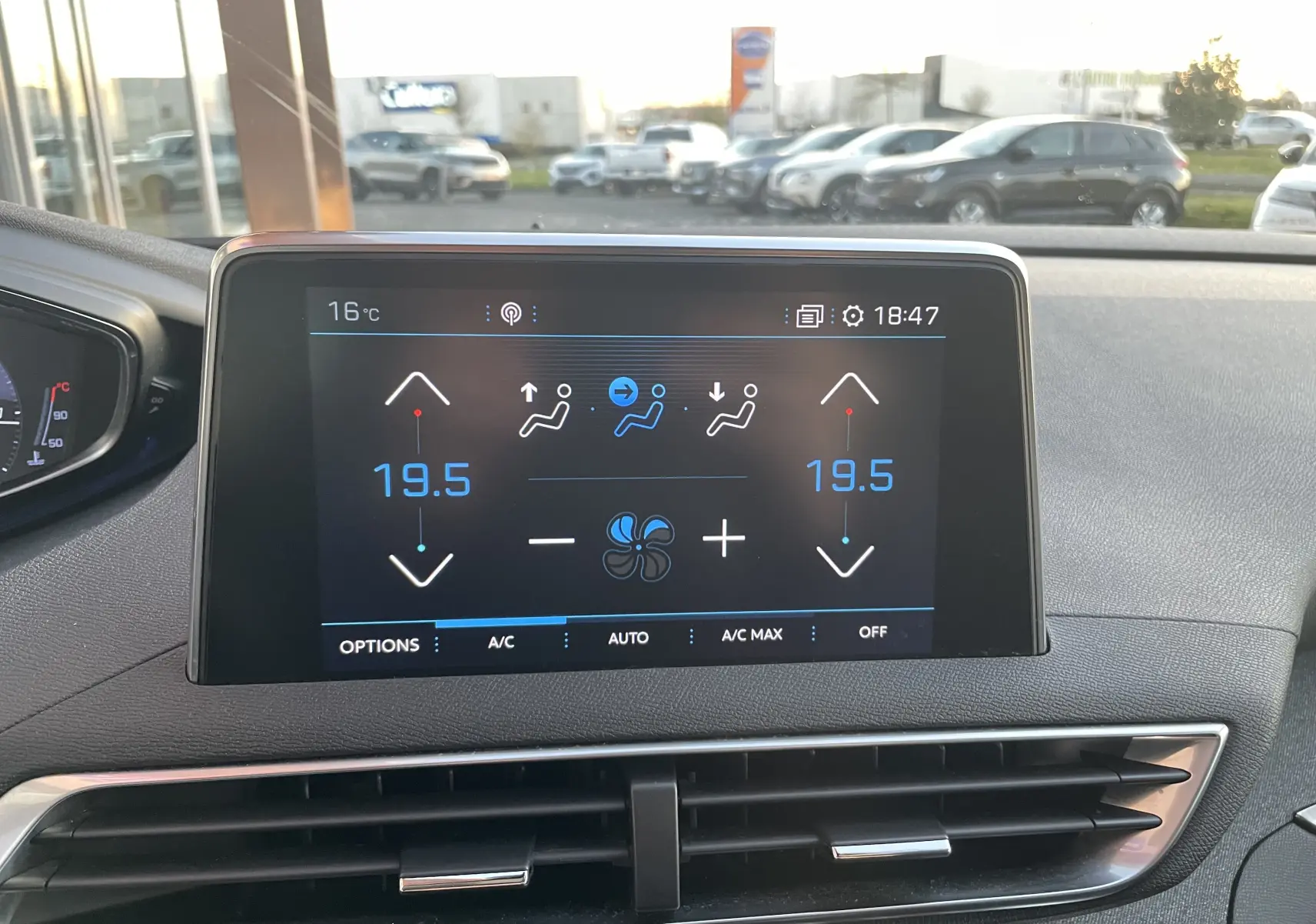 Écran tactile central du Peugeot 3008 2019 montrant le réglage de la climatisation à 19,5°C, intérieur gris noir.