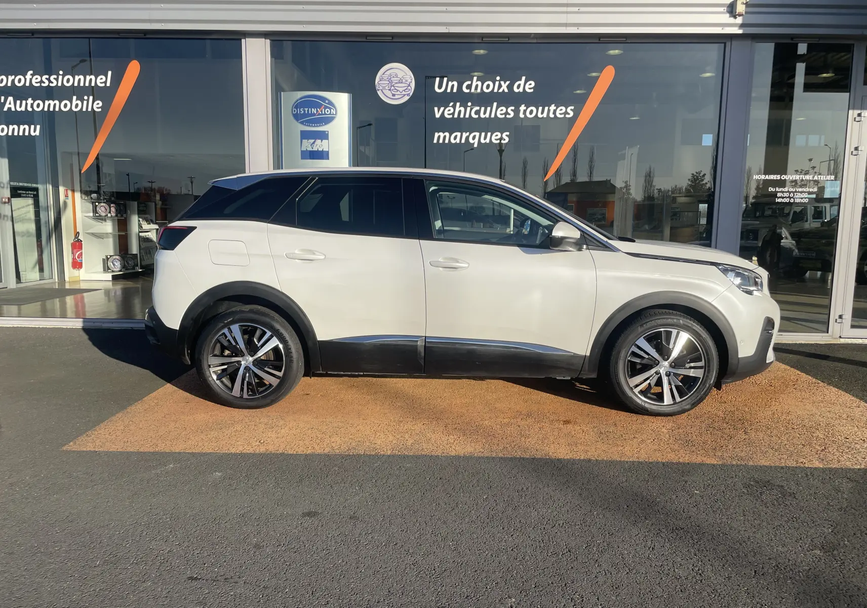 Profil droit d'un Peugeot 3008 blanc nacré de 2019, version 1.5 BlueHDi 130 Allure, avec jantes alliage et toit noir.