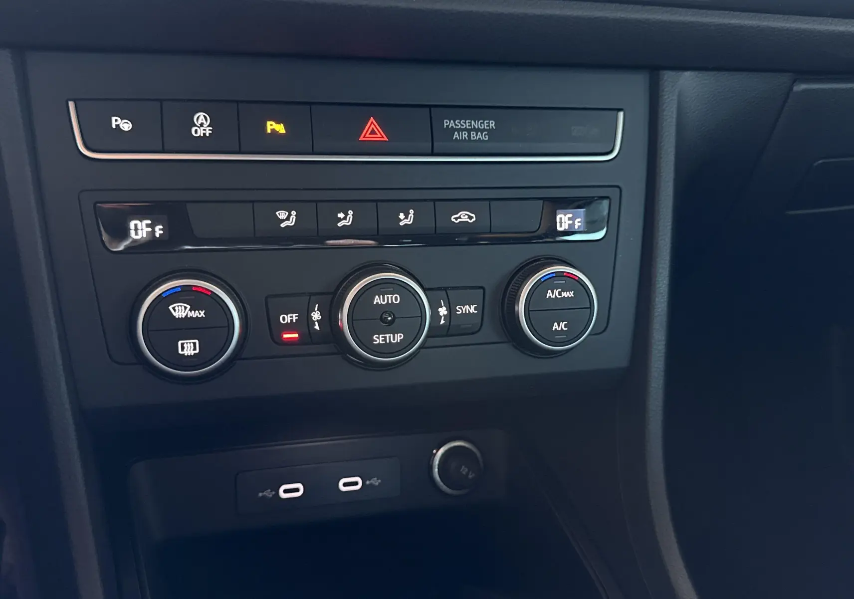 Tableau de bord du SEAT Ateca 2024 montrant les commandes de climatisation et ports USB en gros plan.