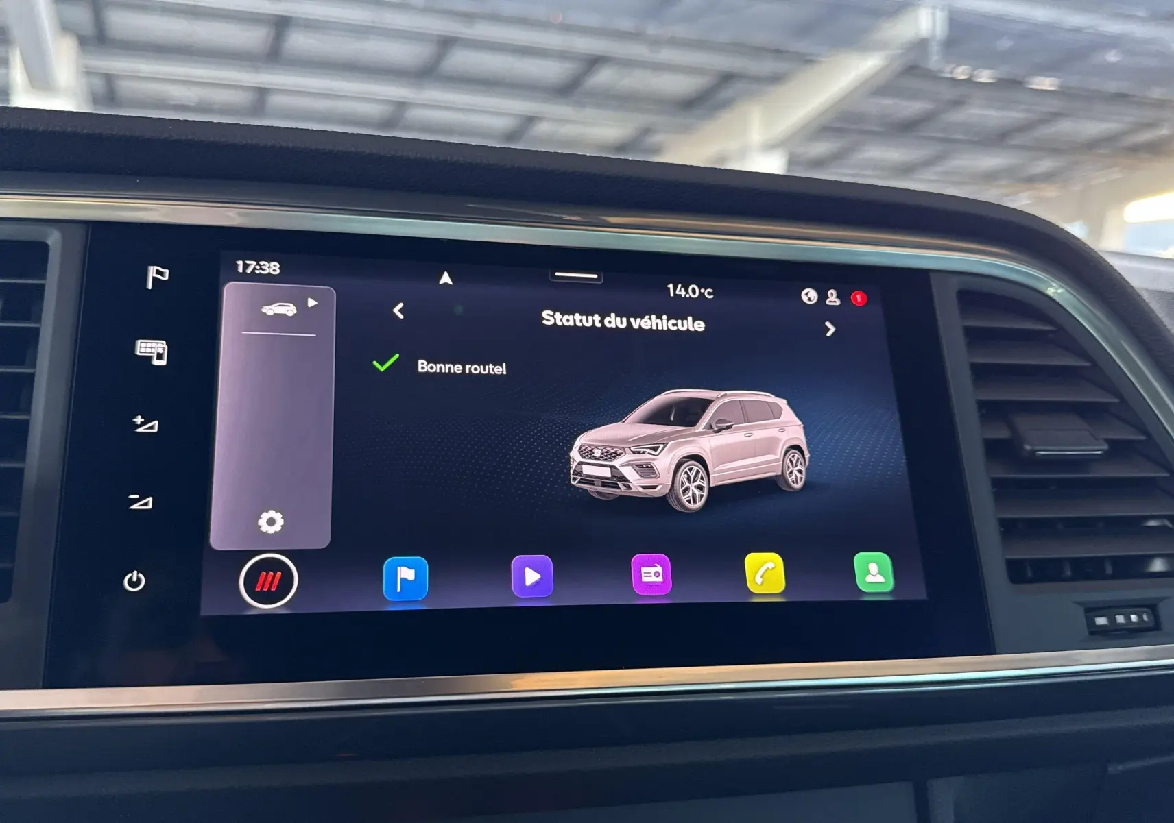 Écran tactile central du tableau de bord du SEAT Ateca 2024 affichant le statut du véhicule.
