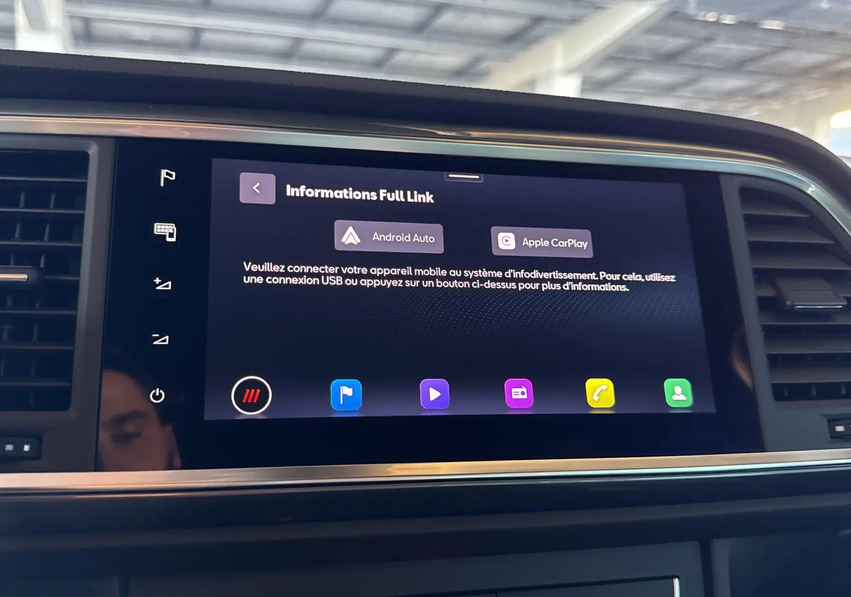 Écran tactile central du tableau de bord du SEAT Ateca 2024 affichant les options Android Auto et Apple CarPlay.